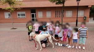 A group of children posing with the galgo